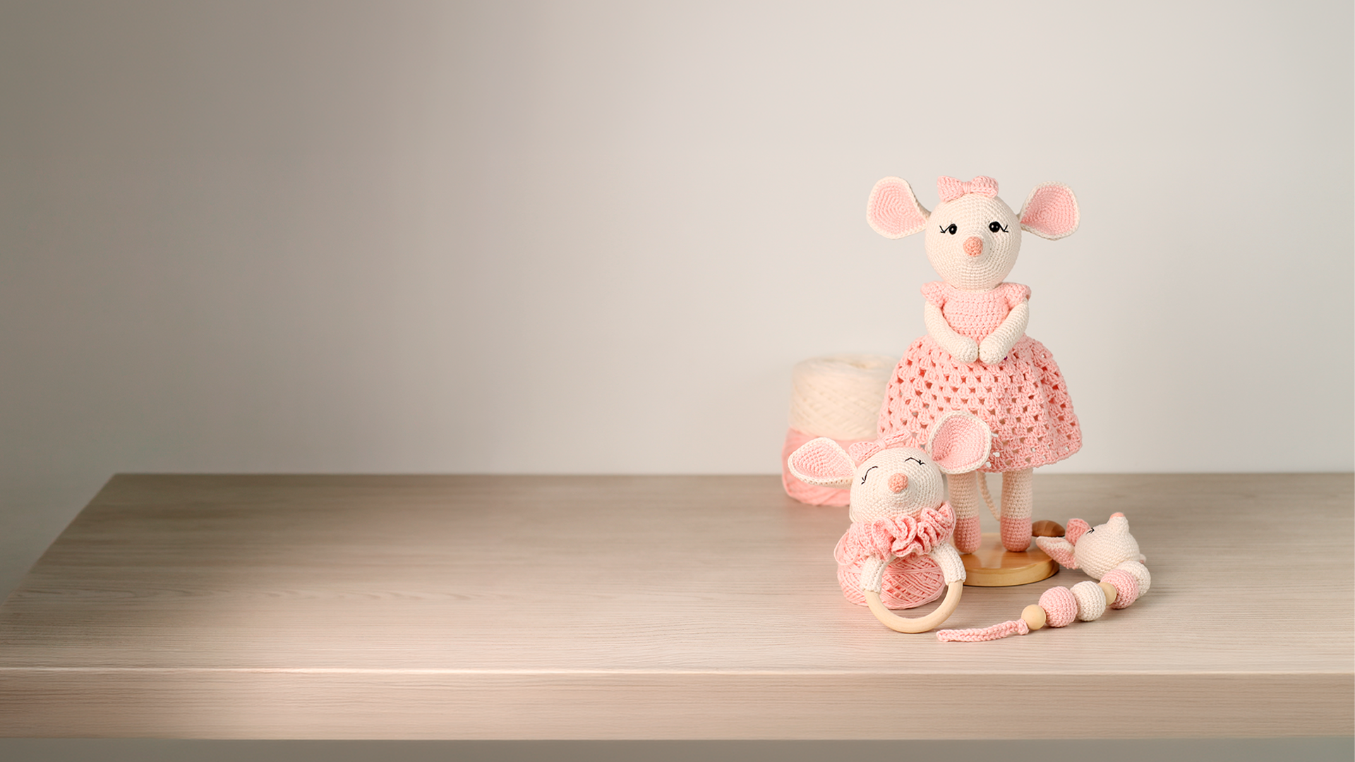Ratoncita amigurumi con vestido rosa y sonajero tejido