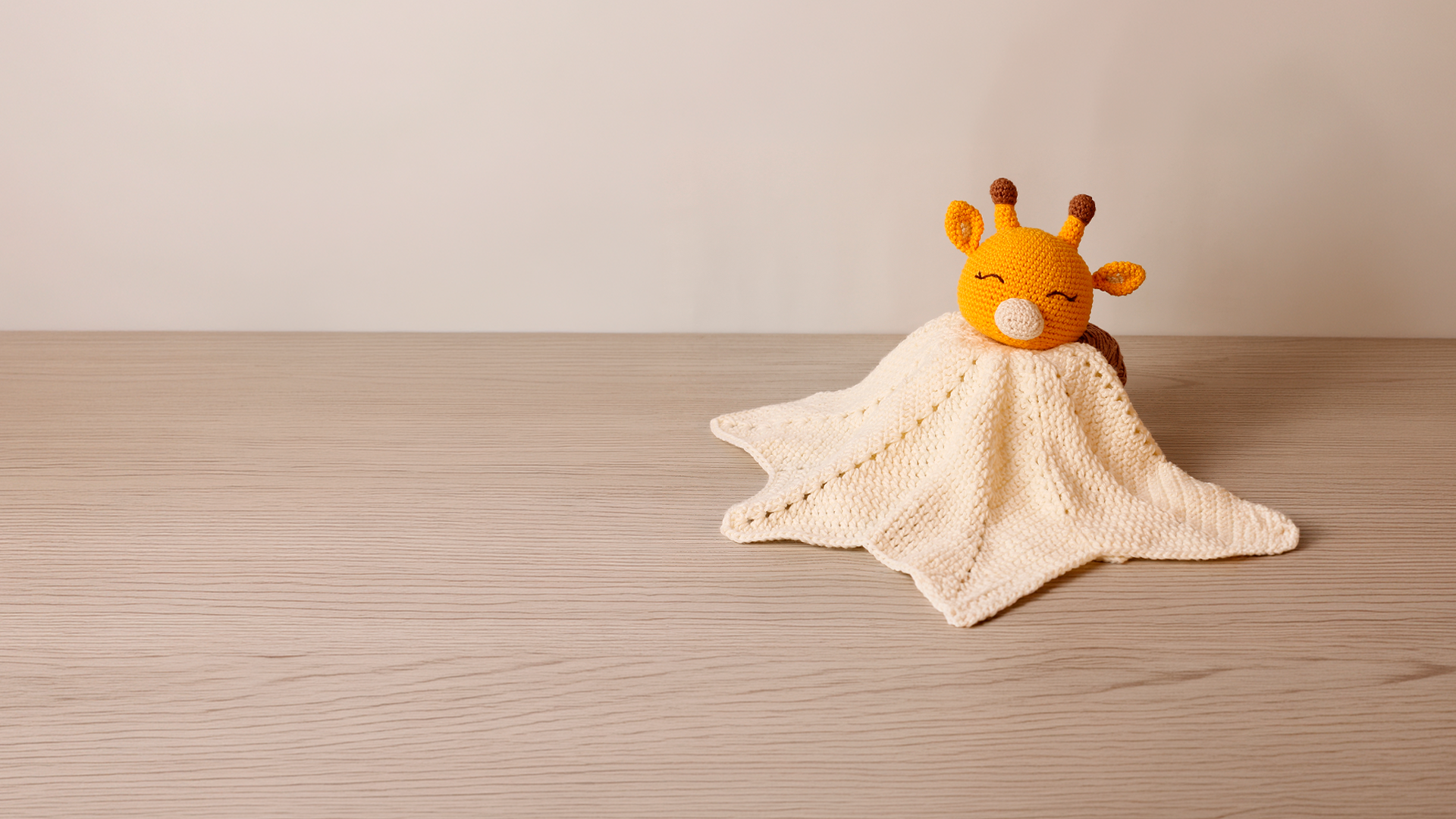 Mantita de apego con jirafita amigurumi